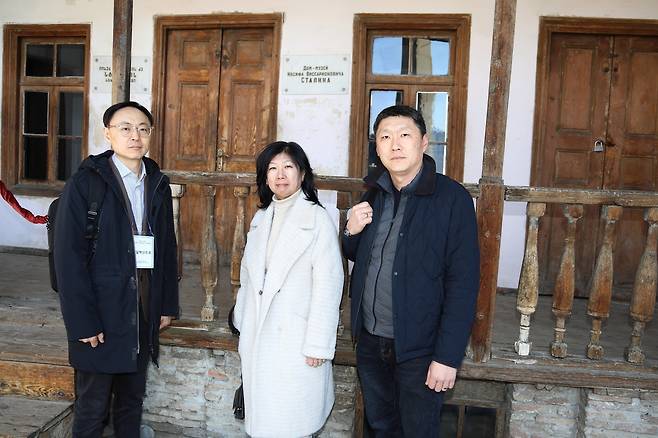 스탈린 생가서 강제이주 정책 의견 교환하는 고려인 동포 3세들 (고리[조지아]=연합뉴스) 성도현 기자 = 러시아 및 키르기스스탄에 거주하는 고려인 동포 3세들이 16일(현지시간) 구소련 지도자 스탈린의 고향인 조지아 고리를 방문해 생가를 둘러본 뒤 기념 촬영을 하고 있다. 왼쪽부터 박 알렉산드르 CIS리더스클럽 대표, 심 타티아나 러시아 옴스크 고려인협회 부회장, 김유리 키르기스스탄 고려인협회 부회장. 2025.2.17 raphael@yna.co.kr