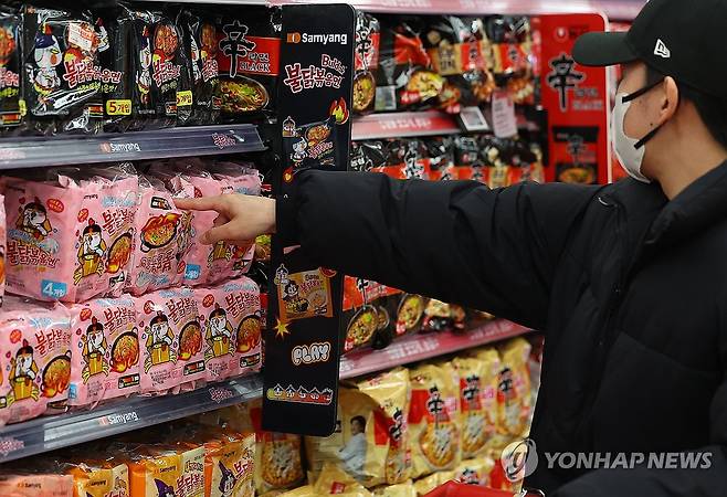 삼양식품 작년 영업이익 3천억원대 기록하며 농심 앞서 (서울=연합뉴스) 김도훈 기자 = 삼양식품이 지난해 창사 이래 최대 규모인 3천442억원의 영업이익을 기록하며 국내 라면 시장 점유율 1위 농심을 제쳤다. 삼양식품이 연간 영업이익 3천억원을 돌파한 것은 이번이 처음이며 영업이익으로 농심을 앞선 것은 1998년 전자공시 이후 처음이다.
    한편 농심은 지난해 영업이익은 1천631억원을 기록했다. 
    사진은 13일 서울 시내의 한 대형마트에서 한 관광객이 삼양의 제품을 고르는 모습. 2025.2.13 superdoo82@yna.co.kr