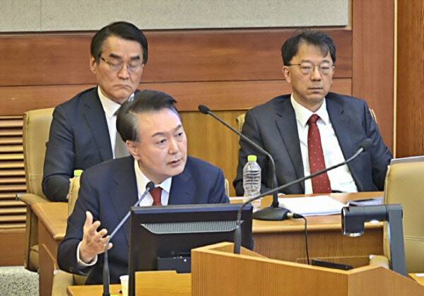 윤석열 대통령이 서울 종로구 헌법재판소에서 열린 본인의 탄핵심판 7차 변론에 피청구인으로 출석해 발언하고 있다. 사진=연합뉴스