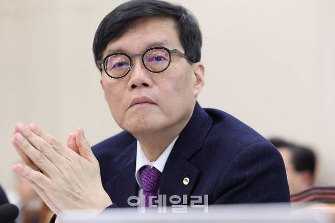 [이데일리 노진환 기자] 이창용 한국은행 총재가 18일 서울 여의도 국회에서 열린 기획재정위원회 전체회의에 출석, 의원들의 질의를 듣고 있다.