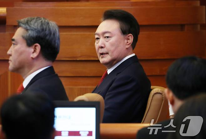 윤석열 대통령이 6일 서울 종로구 헌법재판소 대심판정에서 열린 탄핵심판 6차 변론기일에 출석해 있다. 2025.2.6/뉴스1 ⓒ News1 사진공동취재단