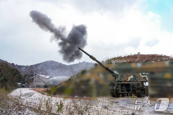 백령도에서 열린 해상사격훈련에서 K-9자주포가 실사격을 하고 있다. (해병대사령부 제공)