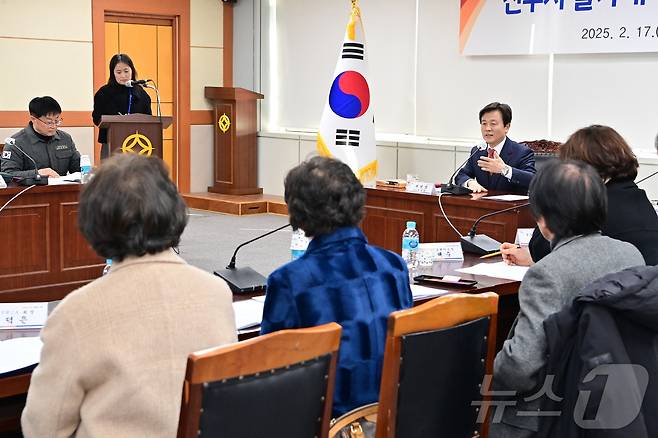 진주시가 17일 물가대책위원회를 열어 안락공원 사용료 인상에 대해 논의하고 있다(진주시 제공. 재판매 및 DB금지).