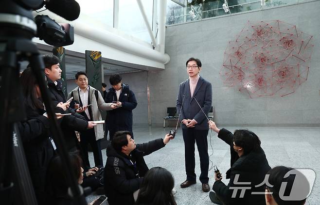 김경수 전 경남도지사가 18일 오전 서울 여의도 국회 의원회관에서 취재진 질의에 답변하고 있다. 2025.2.18/뉴스1 ⓒ News1 김민지 기자