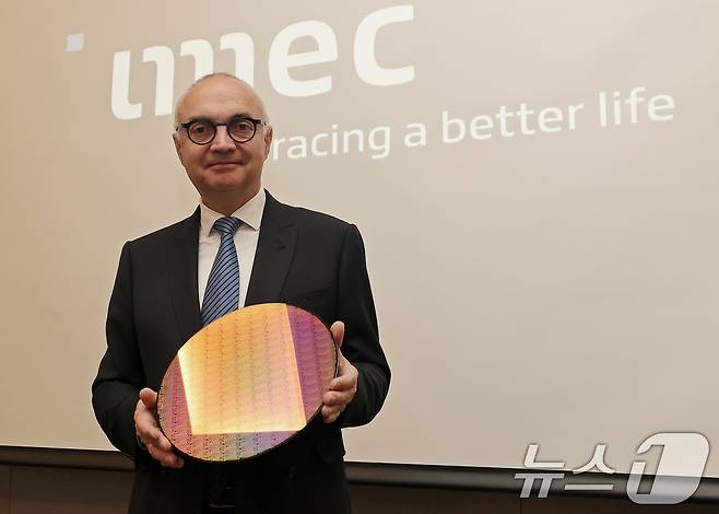 루크 반 덴 호브 아이멕(imec) 회장 겸 최고경영자(CEO)가 18일 오전 서울 강남구 그랜드 인터컨티넨탈 서울 파르나스 호텔에서 열린 기자간담회에서 자사의 반도체 웨이퍼를 소개하고 있다. 나노 전자공학 및 디지털 기술 분야 전문 연구개발 기관 아이멕(Imec)은 유럽 최대 종합 반도체 연구소로 향후 한국 반도체 생태계와의 협력을 더욱 강화할 방침이다. 2025.2.18/뉴스1 ⓒ News1 오대일 기자