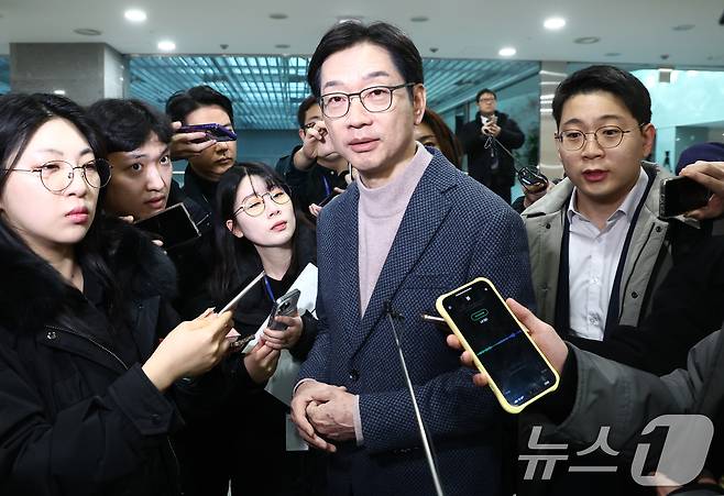 김경수 전 경남도지사가 18일 오전 서울 여의도 국회 의원회관에서 열린 '행정수도 세종 이전의 추진방안과 과제 토론회'에 참석하며 취재진 질의에 답변하고 있다. 2025.2.18/뉴스1 ⓒ News1 김민지 기자