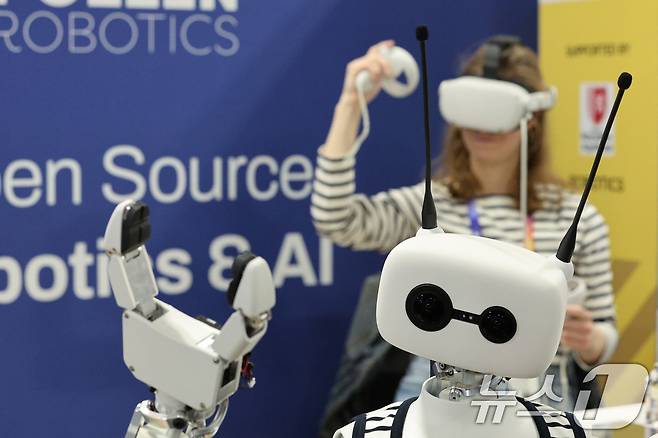 세계 최대 정보기술(IT)·가전 전시회 'CES 2025’ 둘째 날인 8일(현지시간) 미국 네바다주 라스베이거스 베네시안 엑스포에 마련된 폴렌 로보틱스 전시관에서 가상현실(VR)을 통해 휴머노이드 로봇을 조작하고 있다. 2025.1.9/뉴스1 ⓒ News1 신웅수 기자