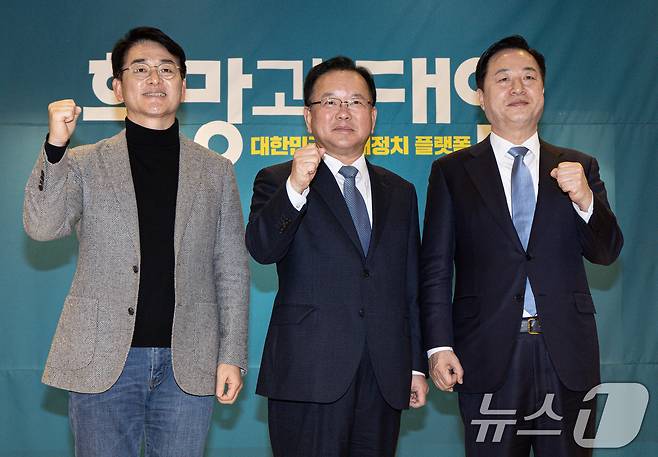 김부겸 전 국무총리(가운데)와 김두관(오른쪽), 박용진 전 민주당 의원이 18일 오후 경기도 광명시 일직동 광명역사컨벤션웨딩홀에서 열린 비명(비이재명)계 주도의 야권 대선주자 연대 플랫폼 '희망과 대안' 포럼 창립식에서 기념촬영을 하고 있다. 2025.2.18/뉴스1 ⓒ News1 이재명 기자