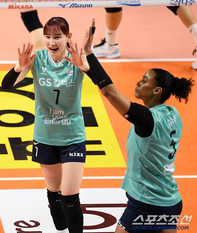 18일 장충체육관에서 열린 V리그 GS칼텍스와 현대건설의 경기. GS칼텍스 안혜진, 실바가 득점 후 환호하고 있다. 장충=박재만 기자 pjm@sportschosun.com/2025.01.18/