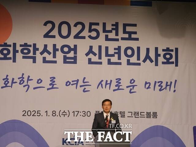 LG화학이 미용 필러를 제조하는 에스테틱사업부 매각 작업에 착수했다. 신학철 한국화학산업협회 회장이 1월 8일 오후 서울 중구 플라자호텔에서 신년사를 하고 있다. /장혜승 기자