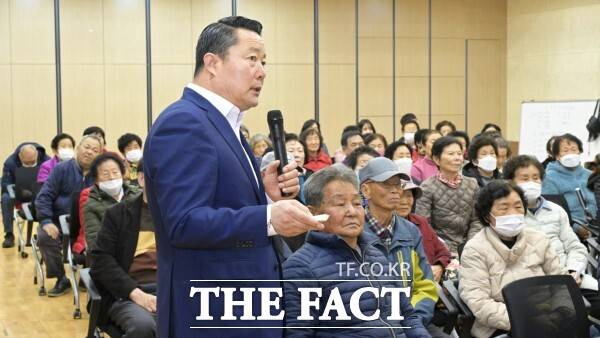 최영일 순창군수가 노인일자리 안전교육장을 찾아 안전한 활동을 당부하고 있다. /순창군