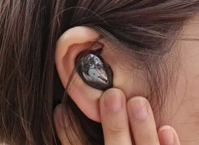 갤럭시 버즈 라이브 착용 모습. (사진=지디넷코리아)