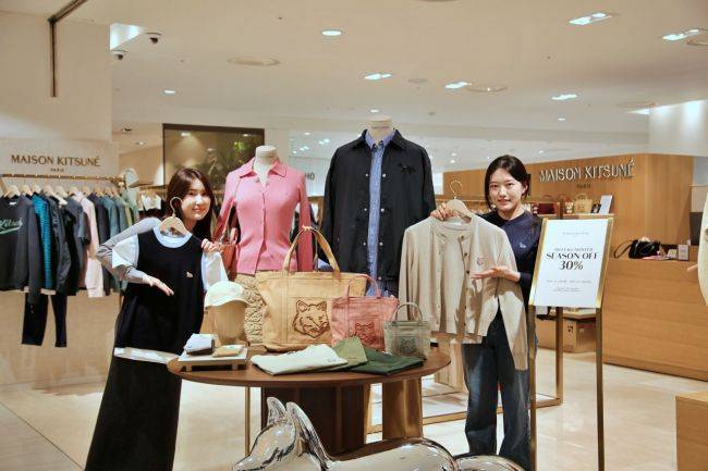 광주신세계 본관 4층 메종키츠네 매장에서 직원들이 신상품을 선보이고 있다. 광주신세계 제공