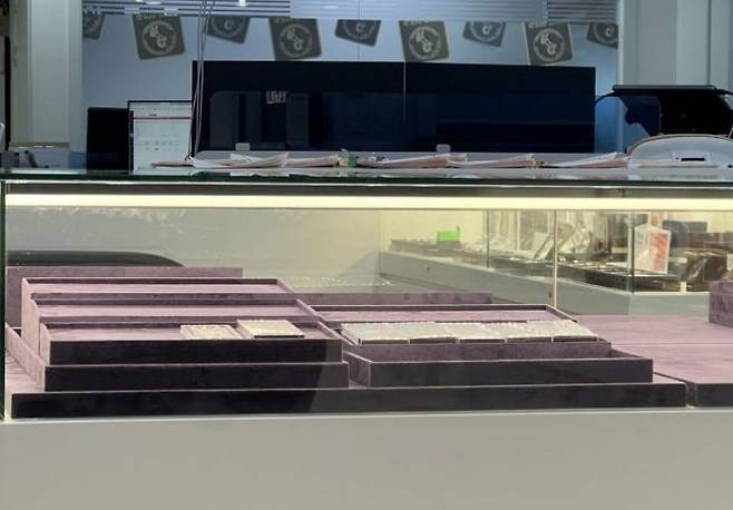 골드바, 실버바를 판매하는 가게 진열대가 비어있다. 이은서 기자