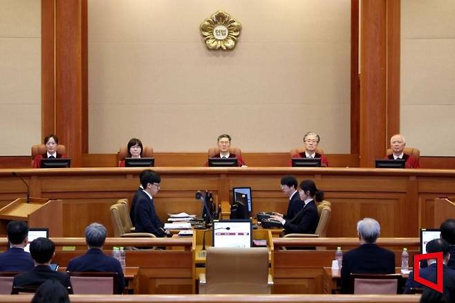 문형배 헌법재판소장 권한대행을 비롯한 재판관들이 18일 서울 종로구 헌법재판소에서 열린 윤석열 대통령 탄핵심판 9차 변론기일에 참석하고 있다. 2025.2.18. 사진공동취재단