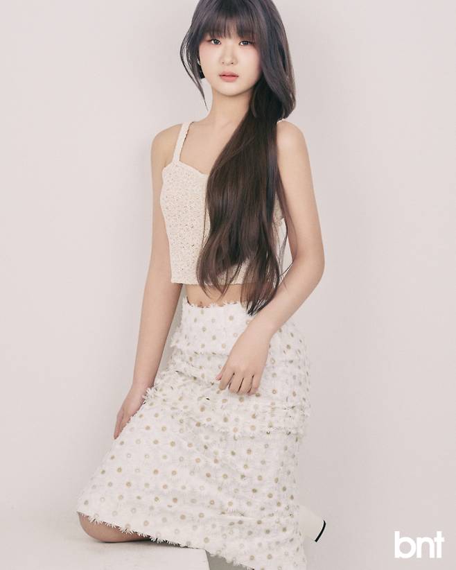 톱은 므와므와, 스커트는 위레브 제품.