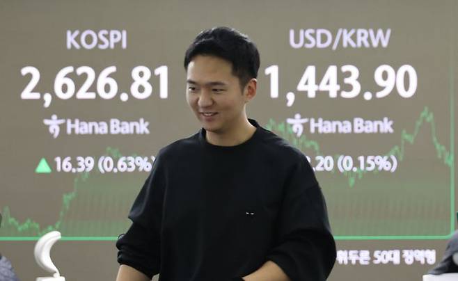 18일 오후 서울 중구 하나은행 본점 딜링룸 현황판에 코스피, 원·달러 환율이 표시돼 있다.ⓒ연합뉴스