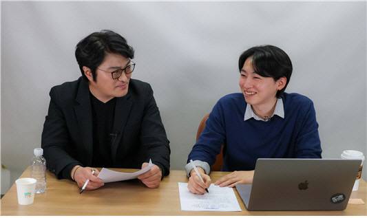 디지털타임스 편집국의 유튜브 스튜디오에서 광운대 OTT 미디어 전공 이희대(왼쪽) 교수와 지식형 유튜브 콘텐츠의 새 장을 연 제작사 '큰그림연구소'의 유재룡 PD가 '희대의 NOW 구독중' 인터뷰를 촬영중이다.
박동욱기자 fufus@dt.co.kr
