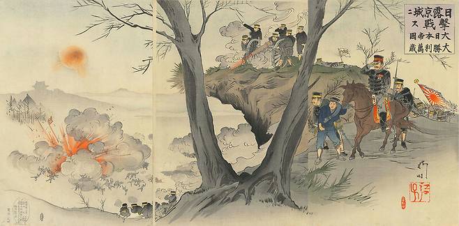 러일전쟁 개전 직후인 1904년 2월 일본 육군이 작은 언덕 위에서 대포를 쏘는 모습을 그린 우키요에다. 오른쪽 위쪽에 ‘일·러 경성에서 격전하다-대일본제국 대승리만세’라는 제목이 달려 있다. 그림과 달리 개전 직후 서울에서 러·일 간 무력 충돌은 일어나지 않았다. 만약 고종이 러시아나 당시 러시아의 동맹국이던 프랑스 공사관으로 피신했다면, 서울에서 열강들 간에 유혈충돌이 발생했을 수 있다. 한겨레 자료사진