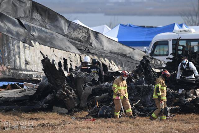 지난해 12월 30일 오전 전남 무안국제공항에서 소방대원들이 제주항공 여객기 충돌 폭발 사고 잔해를 수색하고 있다. 무안=박시몬 기자