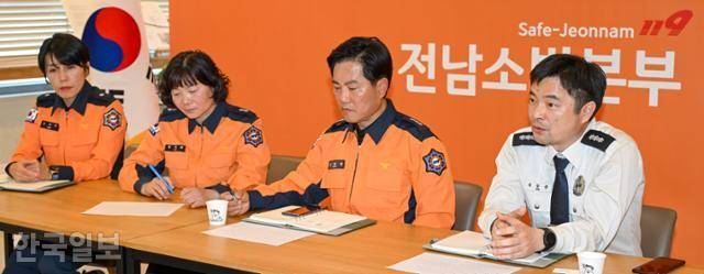 10일 전남 장흥군 전남소방본부에서 조희주(왼쪽부터) 함평소방서 소속 구급대원과 전남소방본부 소속 임미란 긴급대응팀 조정관, 조양현 119특수구조대장, 김동준 안전보건팀장이 제주항공 여객기 참사 당시 상황에 관해 얘기하고 있다. 장흥=박시몬 기자