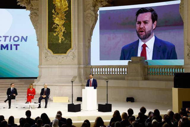 JD 밴스 미국 부통령이 11일(현지시간) 프랑스 파리 'AI 행동 정상회의'에 참석해 AI 규제 축소를 주제로 연설하고 있다. 파리=EPA 연합뉴스