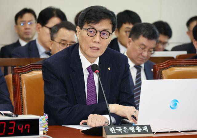 이창용 한국은행 총재가 18일 오전 서울 여의도 국회에서 열린 기획재정위원회 전체회의에서 의원 질의에 답변하고 있다. 뉴시스