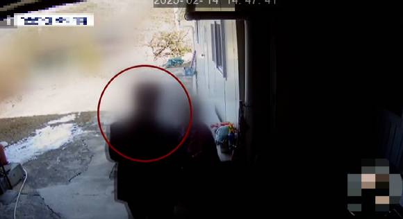 지난 14일 경북 구미 한 시골에서 70대 마을 이장이 치매를 앓는 90대 할머니를 성폭행해 체포된 사건이 발생했다. 사진은 대구MBC를 통해 공개된 당시 홈캠(CCTV) 화면. [사진=대구MBC]