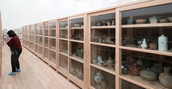 지난 2018년 서울 용산구 국립중앙박물관 도자기 수장고에서 박물관 직원이 재질별로 보관된 유물을 살펴보는 모습. 중앙포토