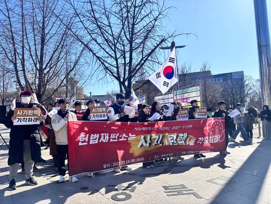 18일 오후 2시 대구 북구 경북대 북문에서 경북대 학생들이 '대통령 탄핵 반대 시국선언'을 열고 구호를 외치고 있다. 대구=백경서 기자