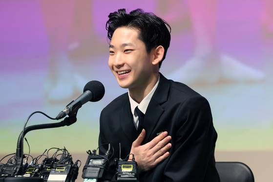 한국 발레리노 최초로 스위스 로잔 발레 콩쿠르(Prix de Lausanne)에서 우승한 박윤재 서울예고 학생이 귀국 이튿날인 12일 교내 서울아트센터에서 기자회견 중이다. [뉴시스]