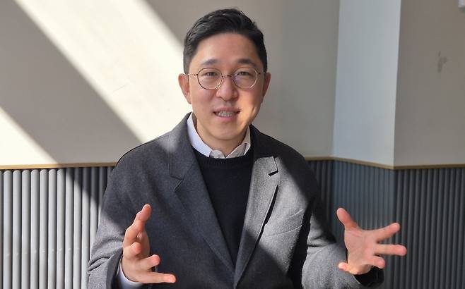13일 서울 영등포 한 카페에서 만나 유대근 한국일보 기자는 “어떤 사안이든 절박하게 취재하면 길이 보인다”며 “좋은 기사는 세상을 조금이나마 긍정적으로 변화시키는 데 기여할 수 있는 믿음을 갖고 있다”고 말했다. /김성후 선임기자