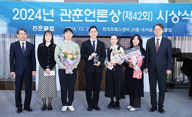난해 8월 열린 저널리즘클럽Q 소모임 ‘이달의 기자상 리뷰 모임’에서 유대근 기자가 ‘서민금융기관의 민낯: 새마을금고의 배신’ 보도 후기를 발표하고 있다. /유대근 제공