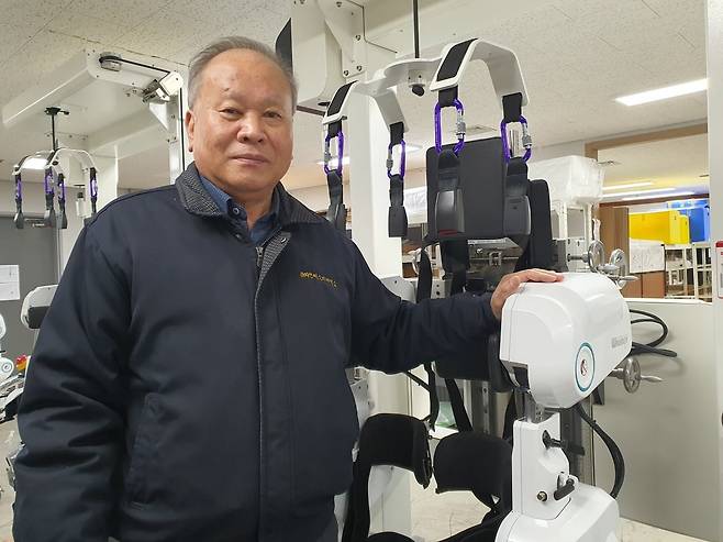 박광훈 대표가 의료용 재활로봇 워크봇을 보여주고 있다. 윤현주 기자