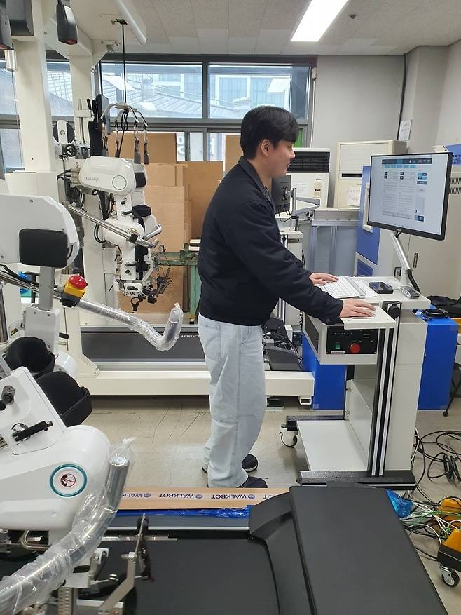 김영규 매니저가 워크봇 소프트웨어를 점검하고 있다. 윤현주 기자