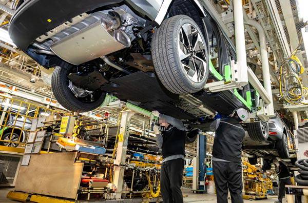 18일 르노자동차 부산공장에서 근로자들이 들어 올려진 소형 SUV차량인 아르카나의 하부 부품을 조립하고 있다. 이원준 기자 windstorm@kookje.co.kr