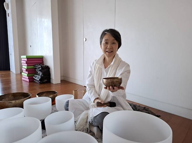 Singing bowl instructor Park Jungran holds a singing bowl while posing for a photograph at the Gangnam Healing Center in Gaepo-dong, Seoul. (Shin Ji-hye/The Korea Herald)