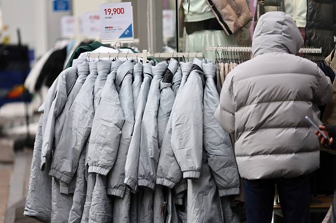 10일 서울 명동거리의 한 매장에 패딩이 진열돼 있다. 연합뉴스