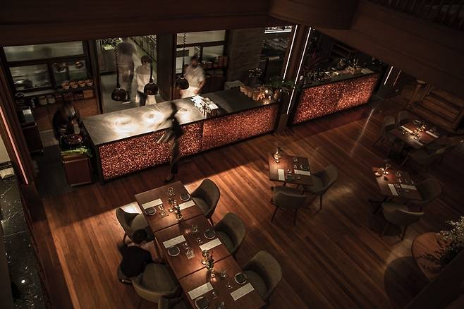 태국 셰프 추다리 탐 데바캄이 아시아 최고 여성 셰프상 2025를 수상했다. 사진은 그가 오너 셰프로 있는 레스토랑 반 텝 전경 / 사진=아시아 50 베스트 레스토랑