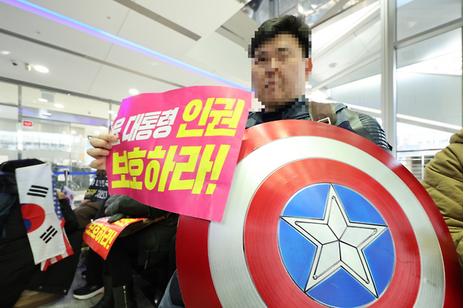 10일 오전 서울 중구 국가인권위원회 앞에서 마블 캐릭터 ‘캡틴 아메리카’ 복장을 한 윤석열 대통령 지지자가 윤 대통령의 불구속 수사를 권고할 것을 인권위에 촉구하고 있다. ‘캡틴 아메리카’ 복장의 윤 대통령 지지자는 14일 오후 7시 36분깨 서울 중구 명동 중국대사관에 난입을 시도하다가 경찰에 건조물 침입 미수 혐의로 현행범 체포됐다. [사진=뉴스1]