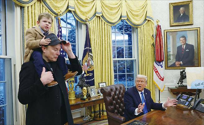 도널드 트럼프 미국 대통령 백악관 집무실에서 일론 머스크 테슬라 최고경영자(CEO)가 그의 4살짜리 아들 목말을 태워주고 있는 모습.(로이터=연합뉴스)