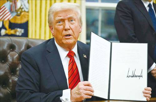 도널드 트럼프 미국 대통령이 지난 2월 10일 외국산 철강ㆍ알루미늄에 25%의 관세를 부과하는 행정명령에 서명하면서 국내 기업은 사실상 비상경영에 돌입했다. (AFP=연합뉴스)