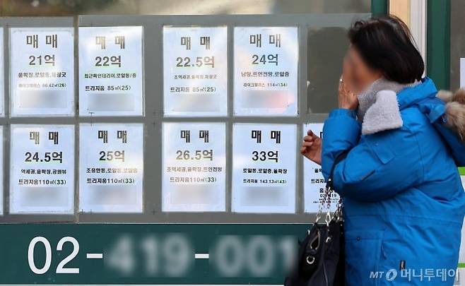 [서울=뉴시스] 이영환 기자 = 10일 오후 서울 시내의 한 공인중개사 사무소에 아파트 매매 매물 정보가 게시되어 있다.  10일 직방이 국토교통부 아파트 실거래가격을 분석한 결과 2025년 1월 전국 아파트 하락거래 비중은 44.9%로 나타났다. 하락거래는 지난해 8월(39.8%)부터 늘어나 같은 해 11월(43.7%)에는 상승거래와 비교해 하락거래 비중이 더 커졌다. 권역별로 보면 수도권은 하락거래 비중이 지난해 12월 43.4%로 집계되며 상승거래 비중보다 높아졌고, 지난달도 43.6%를 차지했다. 서울(36.9%)은 여전히 상승거래 비중이 높은 가운데 경기(45.7%)와 인천(45.1%) 아파트 거래가격이 약세를 보이면서 수도권 하락거래 비중을 높였다. 2025.02.10. 20hwan@newsis.com /사진=이영환