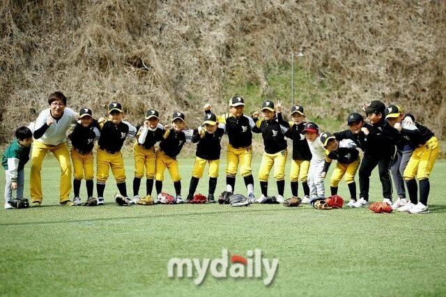 남양주야놀 유소년야구단 선수들과 어깨동무를 하고 기념 사진을 찍은 이민우(왼쪽에서 두 번째) 단장.