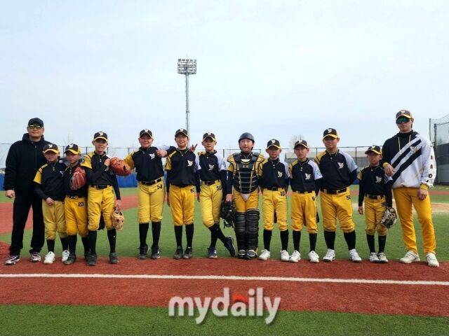 권오현(가장 왼쪽)감독과 김정한(가장 오른쪽) 수석코치가 남양주야놀 유소년야구단 선수들과 훈련을 마친 뒤 함께 사진 촬영을 하고 있다.