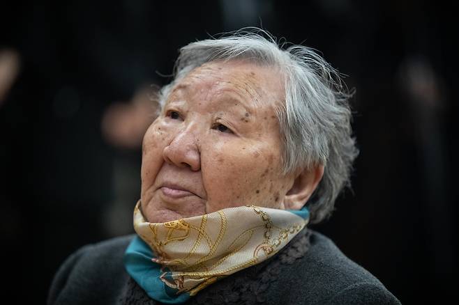 일본군 위안부 피해자인 길원옥 할머니가 16일 별세했다. 향년 97세. 사진은 2019년 서울 서대문구 신촌세브란스병원 장례식장에 마련된 일본군 위안부 피해자 고(故) 김복동 할머니 빈소를 찾은 길 할머니의 모습. [연합]