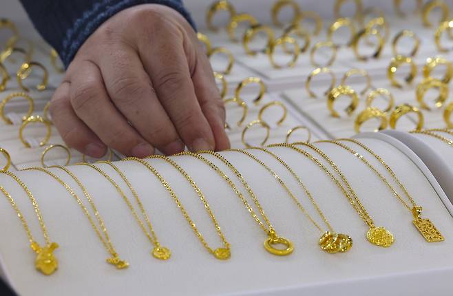 지난 4일 오전 서울 종로구 한국금거래소에서 직원이 금 상품을 정리하고 있다. [연합]