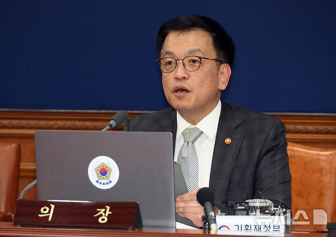 [서울=뉴시스] 최진석 기자 = 최상목 대통령 권한대행 부총리 겸 기획재정부 장관이 18일 정부서울청사에서 열린 국무회의에서 발언하고 있다. (대통령실통신사진기자단) 2025.02.18. myjs@newsis.com