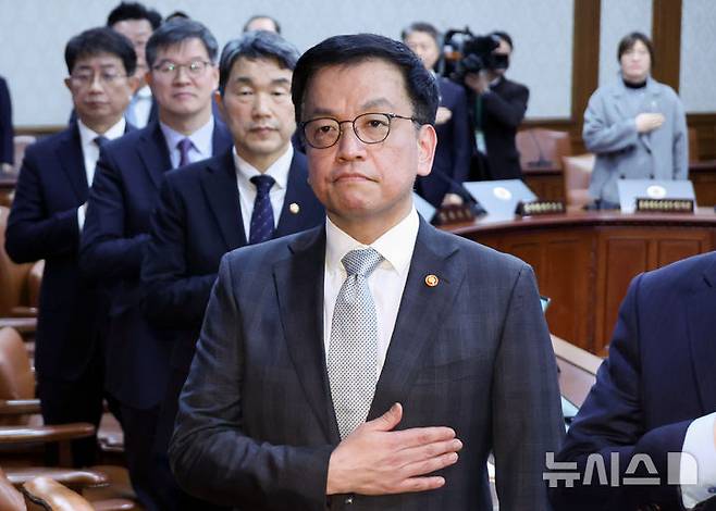 [서울=뉴시스] 최진석 기자 = 최상목 대통령 권한대행 부총리 겸 기획재정부 장관이 18일 정부서울청사에서 열린 국무회의에서 국기에 경례하고 있다. (대통령실통신사진기자단) 2025.02.18. myjs@newsis.com