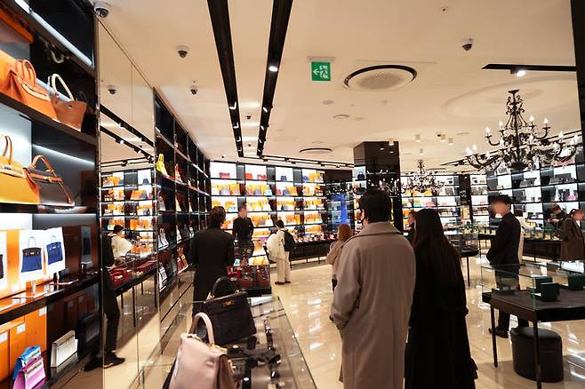 캉카스백화점 매장 내에 고객들이 북새통을 이루고 있다. *재판매 및 DB 금지